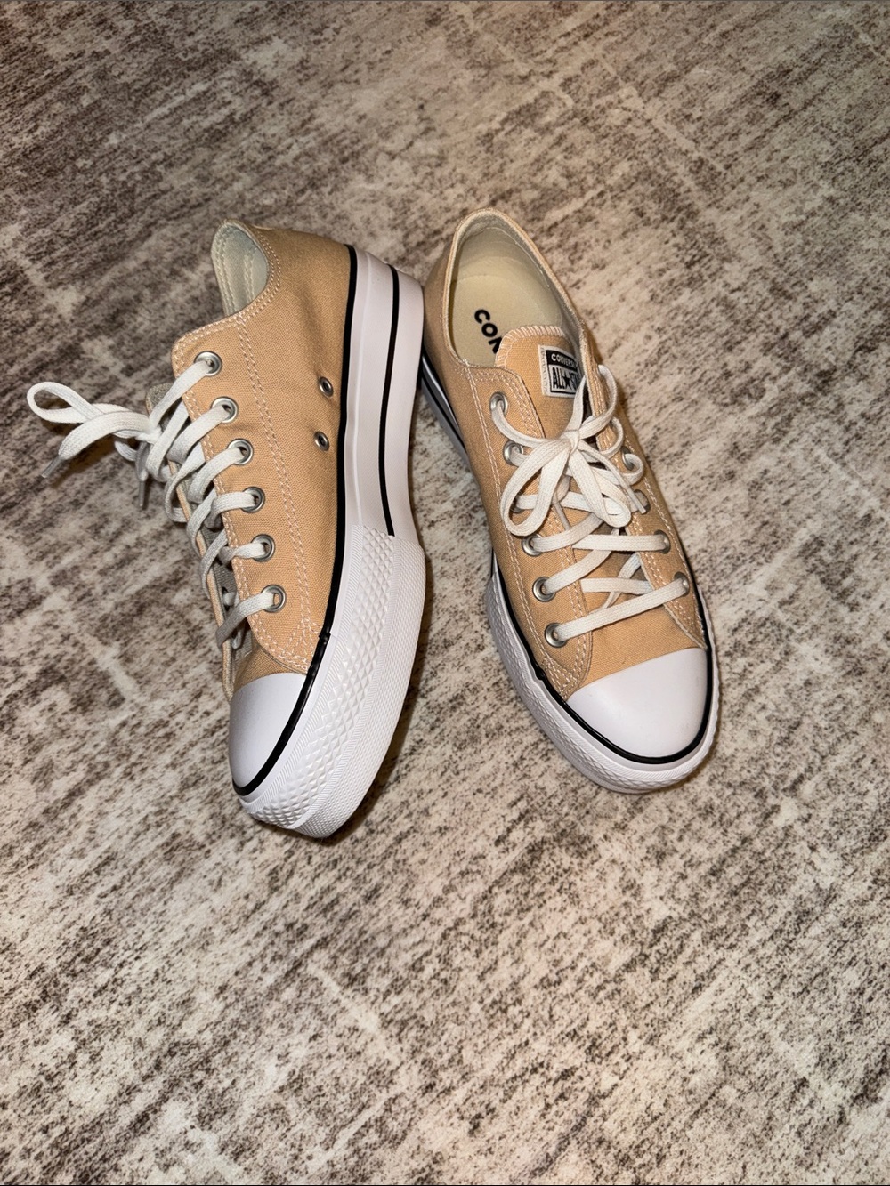Converse Low Top platform Sneakers in Beige and White